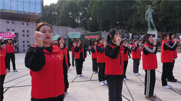 贝博BB平台德甲狼堡音乐学院志愿者和“虎溪最美志愿者”在罗中立美术馆前唱响《学习雷锋好榜样》。谈云怡 摄